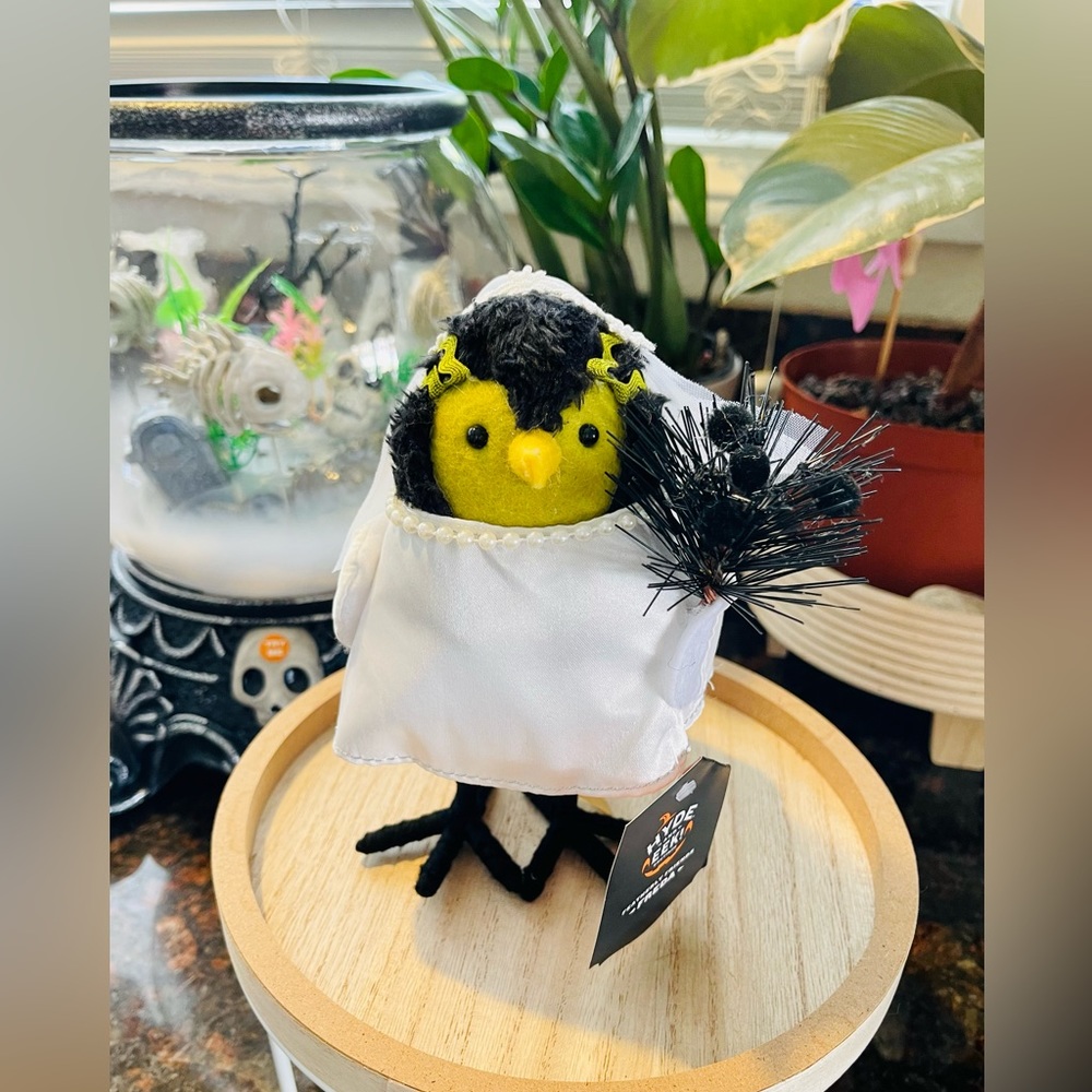 Target Halloween Bird Hyde & Eek “Freda” Featherly Friend Bride of Frankenstein